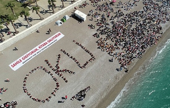 Тысячи студентов читают книги на южно-турецком пляже в рамках местного проекта