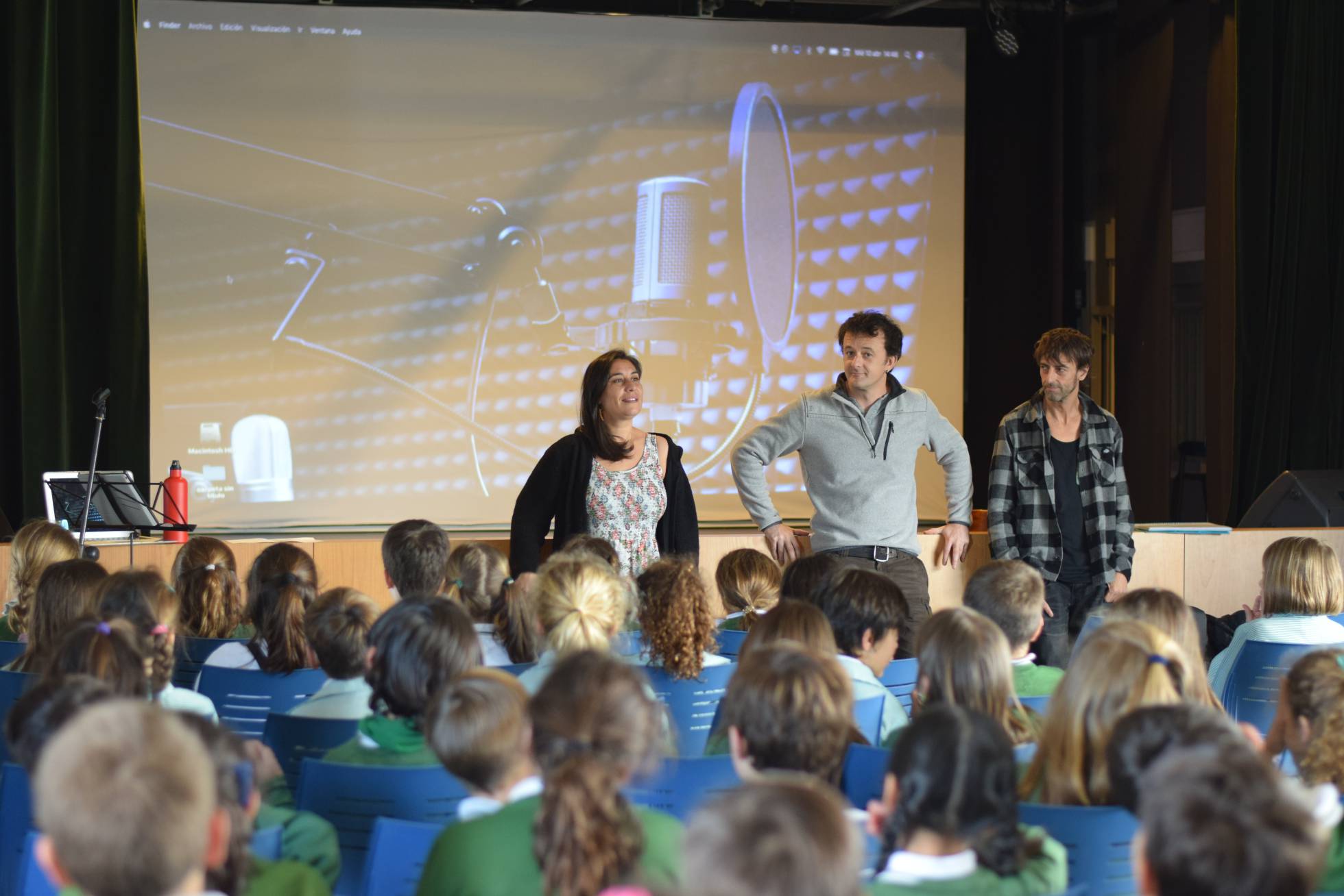 Ученики одной из школ Мадрида знакомятся с искусством дубляжа фильмов